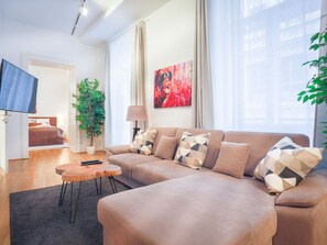 Apartamento superior, 2 quartos, cozinha (Rotenturmstr. 16-18) | Sala de estar | TV de tela plana 40 polegadas com canais a cabo, smart TV, Netflix