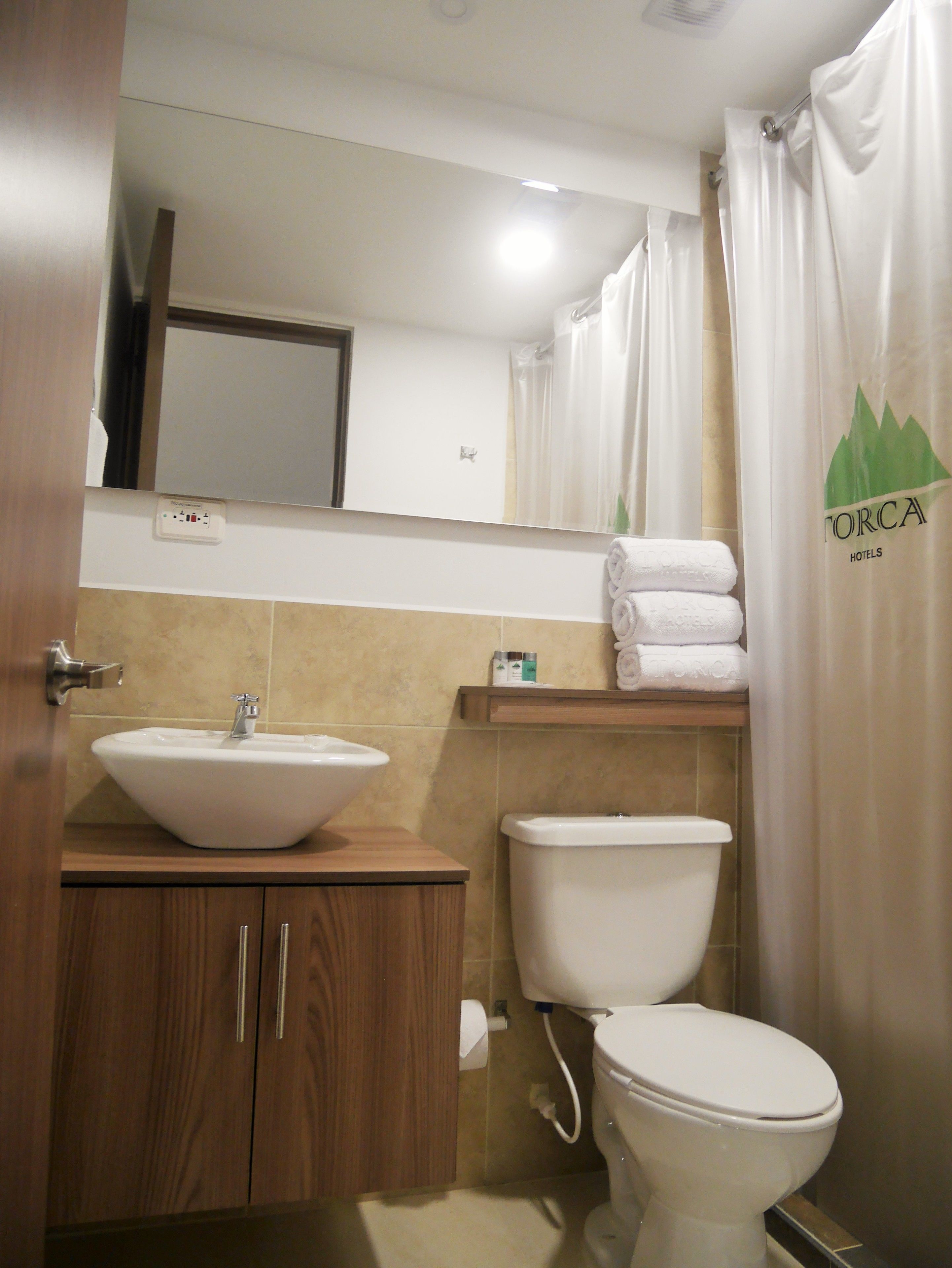 triple room | bathroom | shower, rainfall showerhead, free toiletries, towels