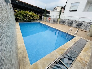 Piscina externa, funciona das 7h às 18h, espreguiçadeiras