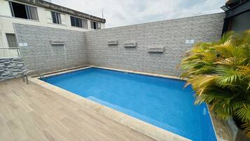 Piscina all'aperto, con ingresso dalle 07:00 alle 18:00, lettini