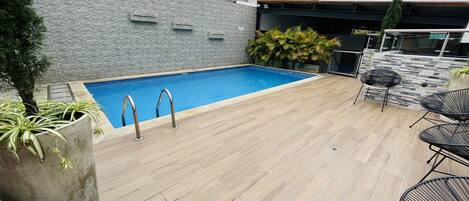 Piscina externa, funciona das 7h às 18h, espreguiçadeiras