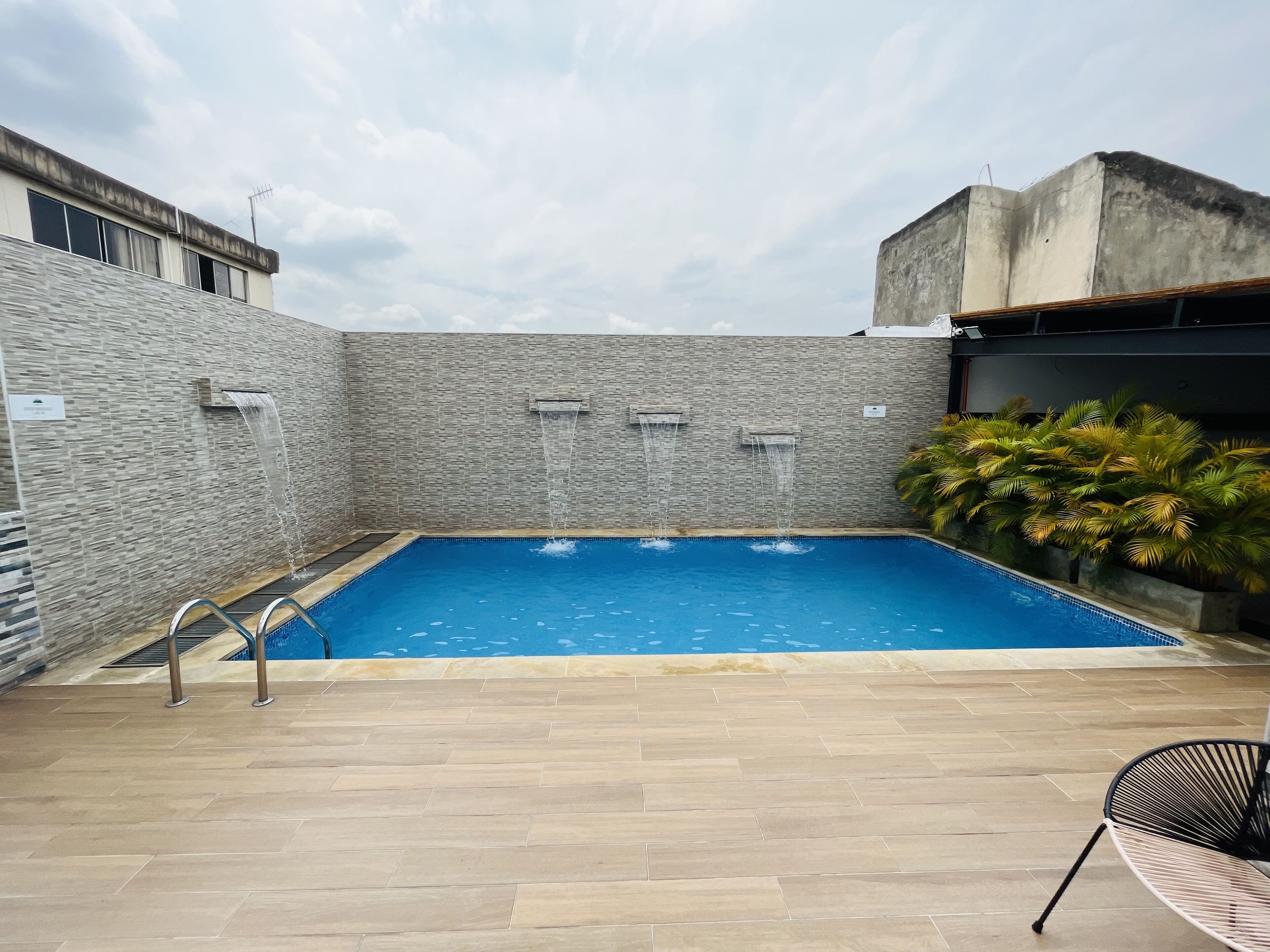 สระว่ายน้ำกลางแจ้ง เปิด 7:00 น. ถึง 18:00 น., เก้าอี้อาบแดดริมสระ