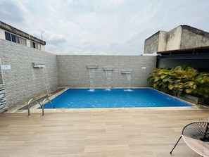 Piscine extérieure, chaises longues