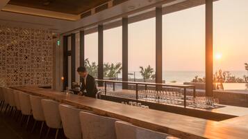 2 Bars/Lounges, Poolbar