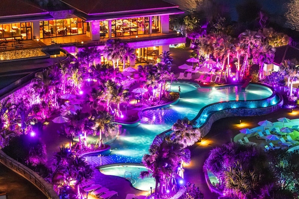 Innendørsbasseng og sesongbasert utendørsbasseng