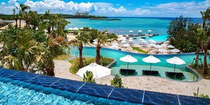 Una piscina cubierta, una piscina al aire libre de temporada