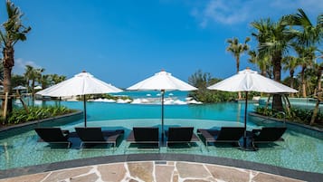 Piscina coperta, piscina stagionale all'aperto, cabanas (a pagamento)
