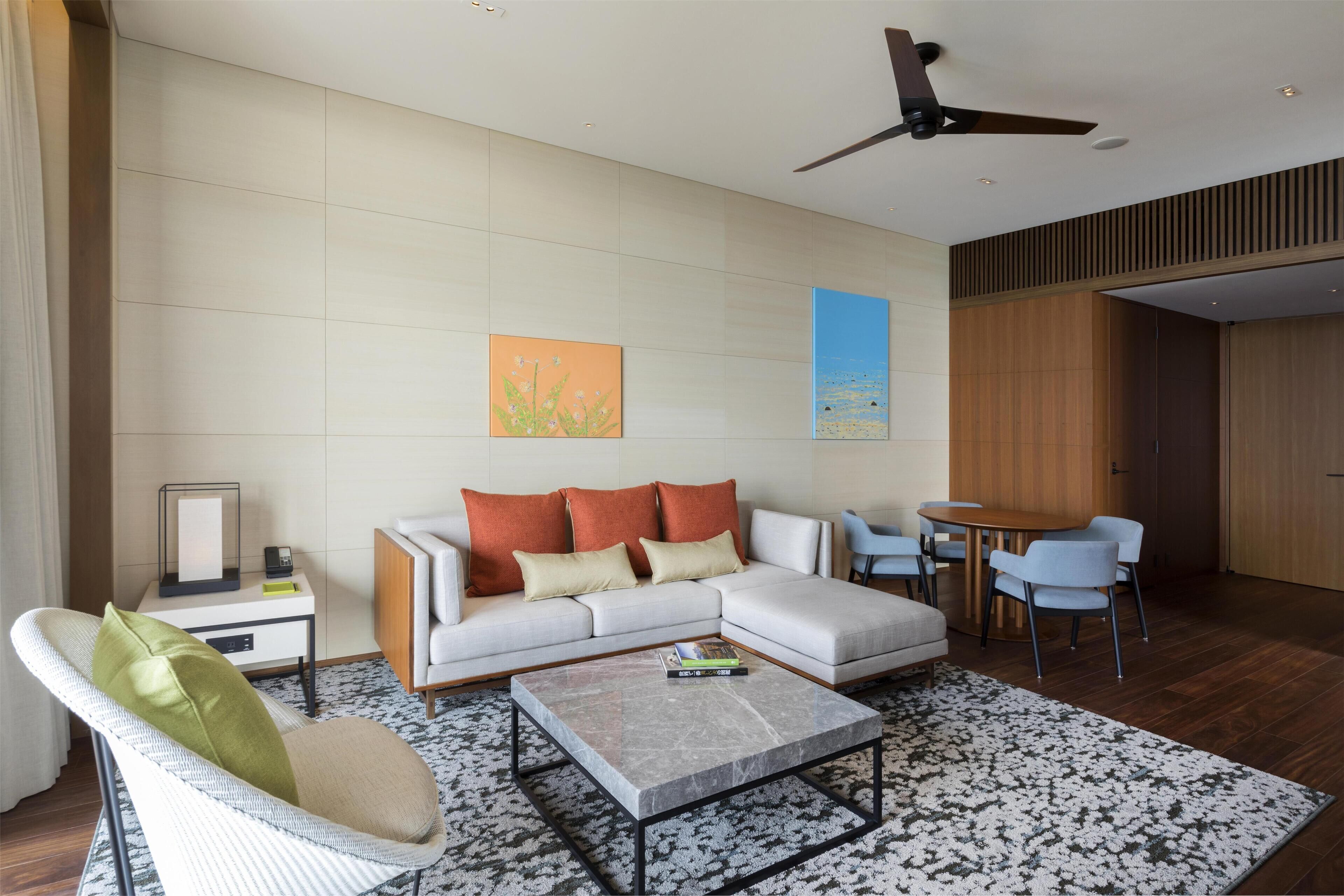 Suite, 2 enkeltsenger, havutsikt, hjørnerom | Dundyner, safe på rommet, blendingsgardiner og strykejern/-brett