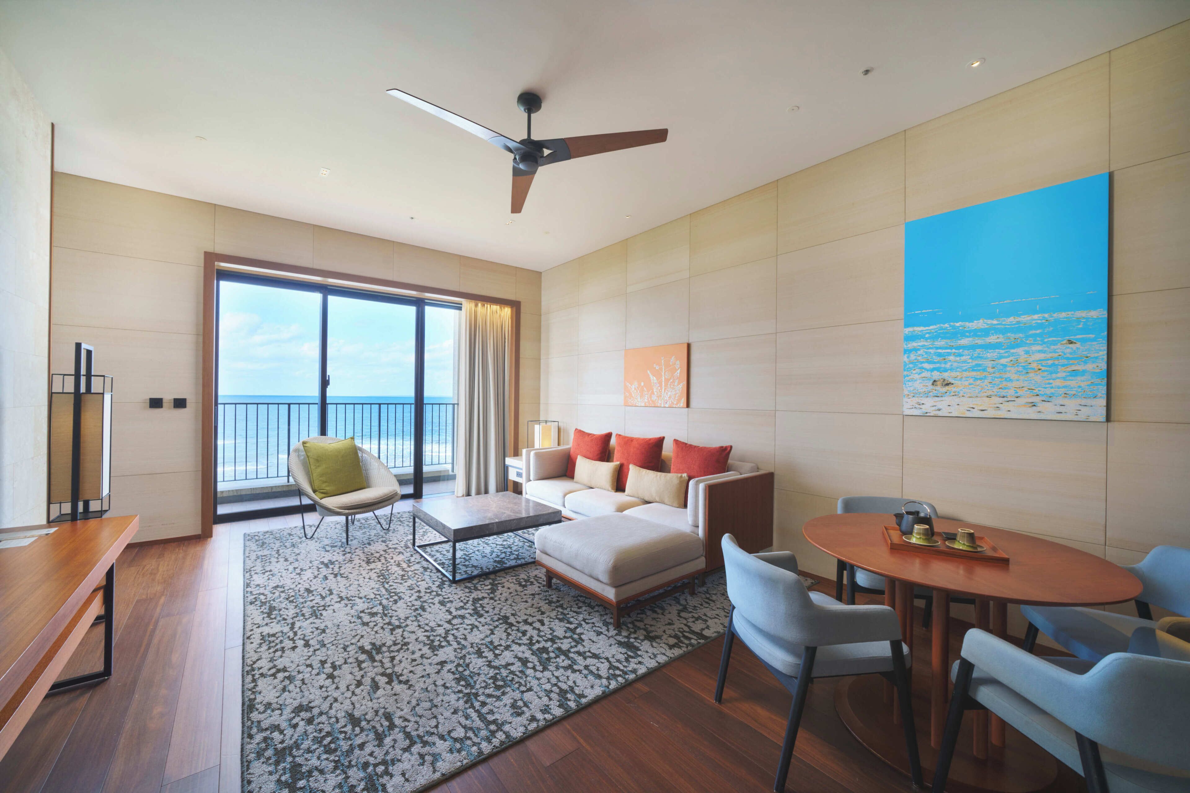 Suite, 2 eenpersoonsbedden, uitzicht op zee, hoek | Donsdekens, een kluis op de kamer, verduisterende gordijnen