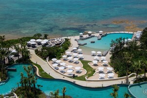 Una piscina techada, una piscina al aire libre de temporada