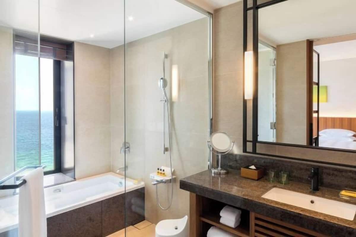 Een aparte badkuip en douche, een diep bad, gratis toiletartikelen