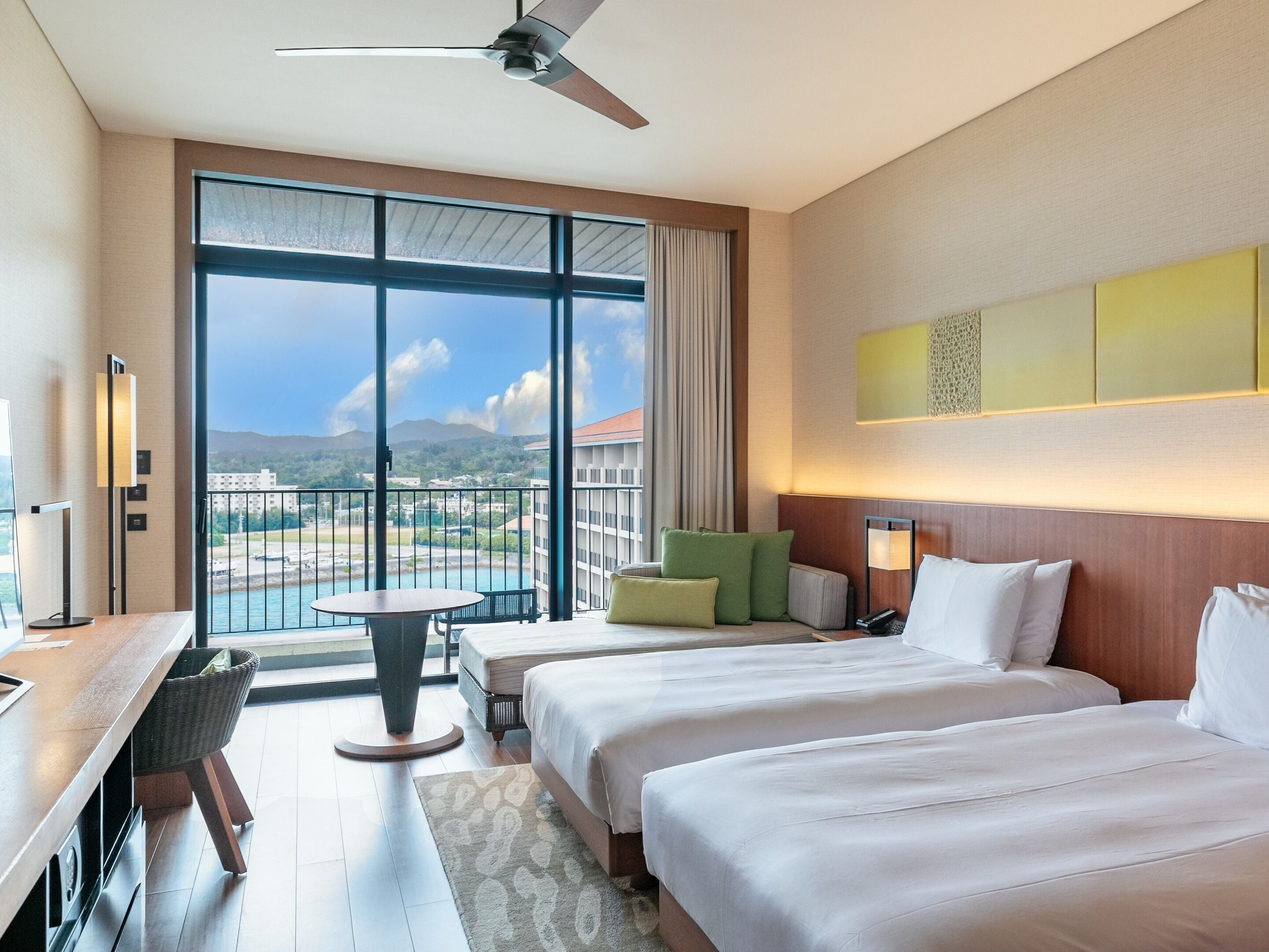 Rom, 2 enkeltsenger | Dundyner, safe på rommet, blendingsgardiner og strykejern/-brett