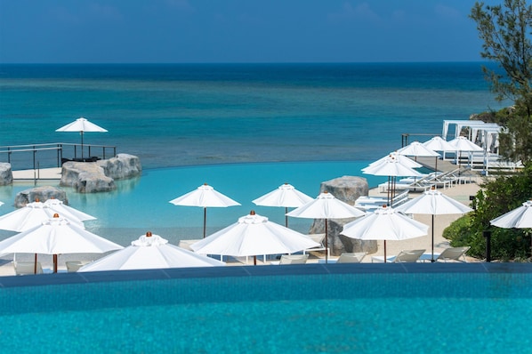 Piscine couverte, piscine extérieure (ouverte en saison)