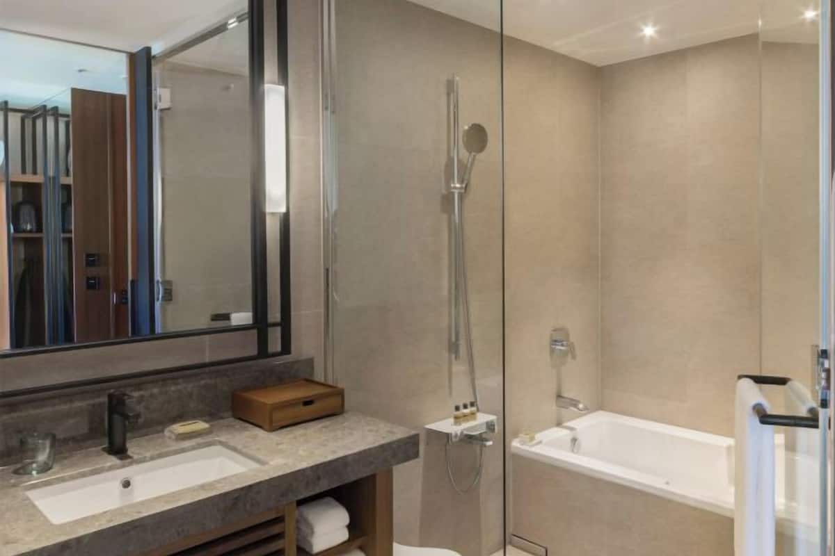 Separate bathtub and shower, deep-soaking bathtub, free toiletries