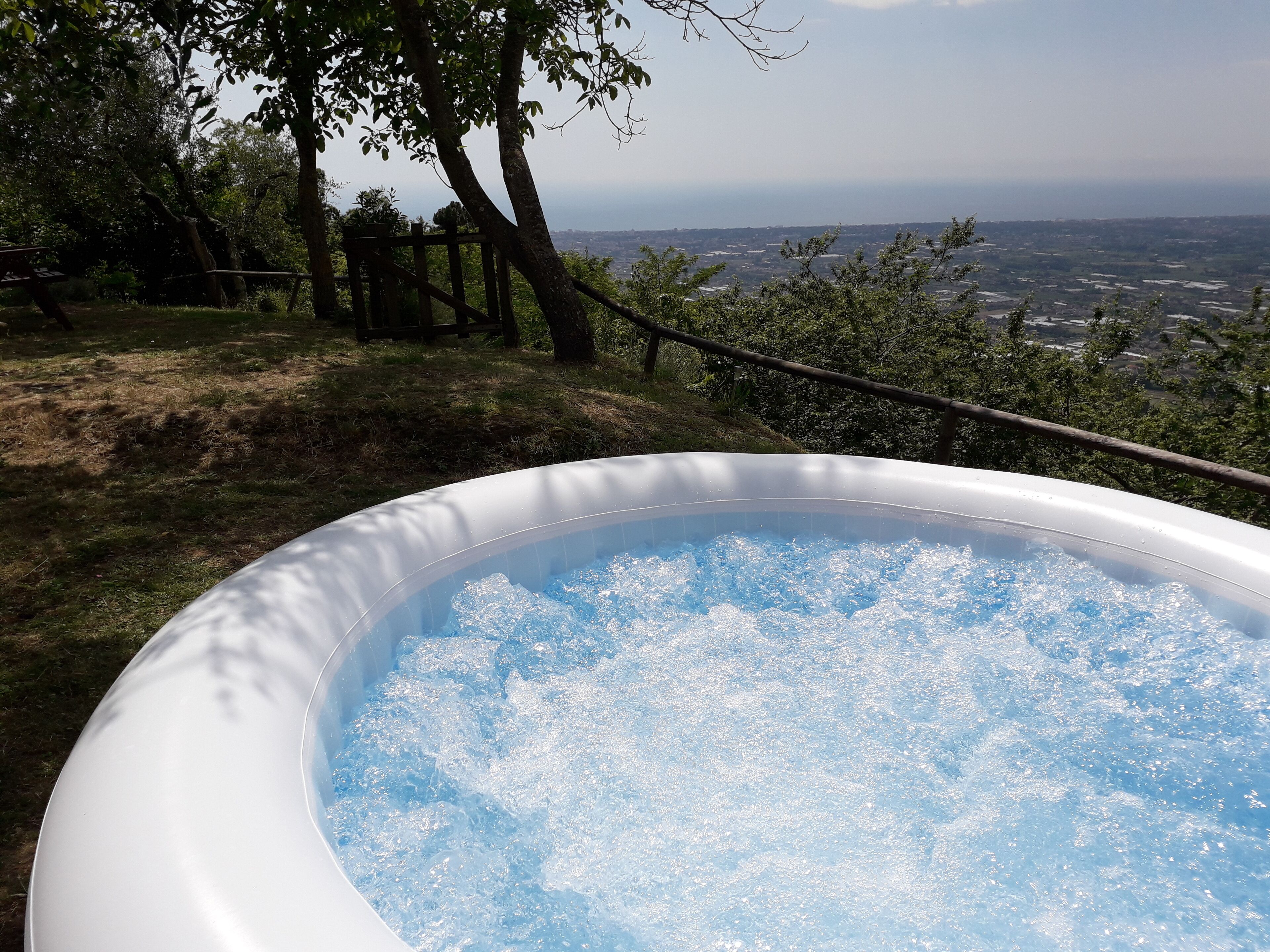 Ein Außenwhirlpool mit Blick auf eine Stadtlandschaft.