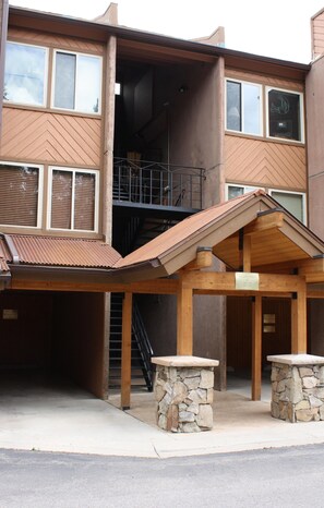 Condo, 2 Bedrooms | Exterior