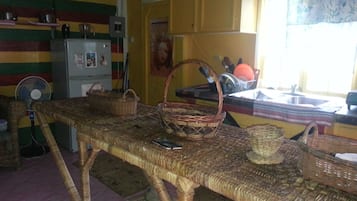 Comfort Duplex, 2 Bedrooms, Hill View, Mountainside | Dapur peribadi | Peti sejuk, ketuhar gelombang mikro, dapur