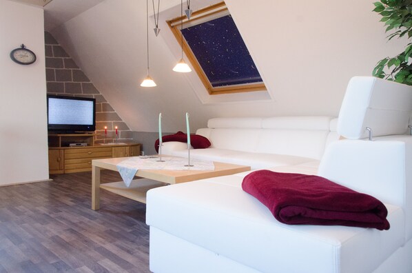 Standard Apartment, 4 Bedrooms, 2 Bathrooms | Living room | Flat-screen TV - Ferienwohnung Haagedoernchen (Nettetal)