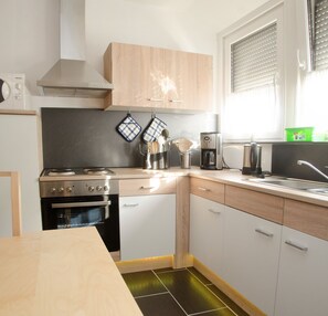 Standard Apartment, 4 Bedrooms, 2 Bathrooms | Private kitchen | Microwave, oven, stovetop, dishwasher - Ferienwohnung Haagedoernchen (Nettetal)