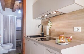 Refrigerador, parrilla de estufa y utensilios de cocina 