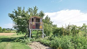 A small wooden structure with a balcony, surrounded by greenery and a clear sky. - Beautiful apartment in Longare -VI- with WiFi (Longare -VI-)