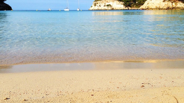 A beach with clear water, boats, and rocky cliffs. - Villa in L'Escala, Costa Brava, Spain. - Private Pool (L'Escala)