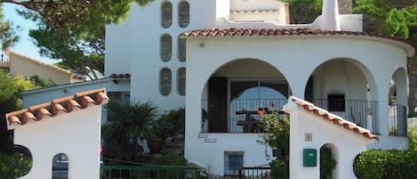 المنشأة من الخارج