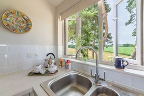 Réfrigérateur, four à micro-ondes, chaise haute, table de salle à manger