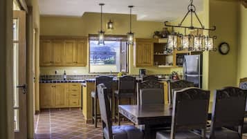 Familienvilla, 3 Schlafzimmer | Essbereich im Zimmer