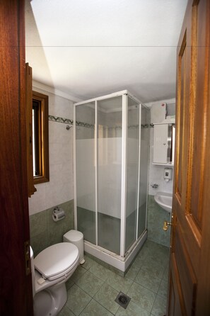 Maison Familiale, 1 chambre, vue jardin, côté jardin | Salle de bain | Douche, sèche-cheveux, serviettes fournies