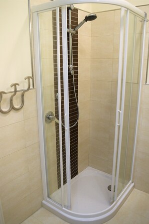 Shower, hair dryer, bidet, towels - Luminosa e caratteristica mansarda con affacci su Villa Bottini in centro conA/C (Lucca)