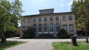 A large, historic building with a symmetrical facade, multiple windows, and a central entrance with steps. - Luminosa e caratteristica mansarda con affacci su Villa Bottini in centro conA/C (Lucca)