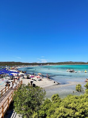 Ubicación cercana a la playa, tumbonas y toallas de playa
