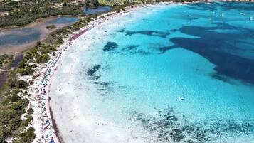 Una spiaggia nelle vicinanze, lettini da mare, teli da spiaggia