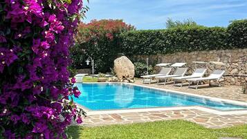 Piscina all'aperto, lettini