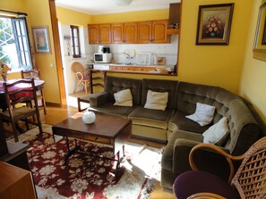 TV, DVD player, books, stereo - Holiday home with garden, private heated pool, in Praia das Maçãs (Lisboa)