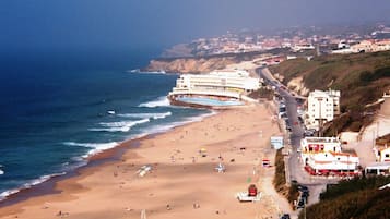 Playa en los alrededores, camastros y toallas de playa