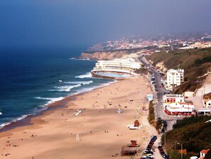 Beach nearby, sun loungers, beach towels - Holiday home with garden, private heated pool, in Praia das Maçãs (Lisboa)