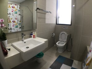 Luxury Apartment, 3 Bedrooms | Bathroom | Deep soaking tub, free toiletries, towels - KL Gateway Luxury Apartment (Kuala Lumpur)