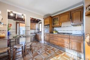 Een koelkast, een microgolfoven, een oven, een vaatwasser