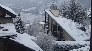 A snowy mountain landscape with a house featuring a sloped roof and a chimney. - Hotel Martin (Sauze d'Oulx)