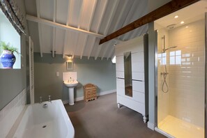 Shower, hair dryer, towels - The Parlour, Freston (Freston)