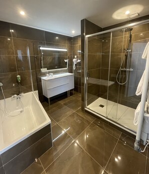 Deluxe Suite | Bathroom - Hôtel Le Cercle (Cherbourg-en-Cotentin)