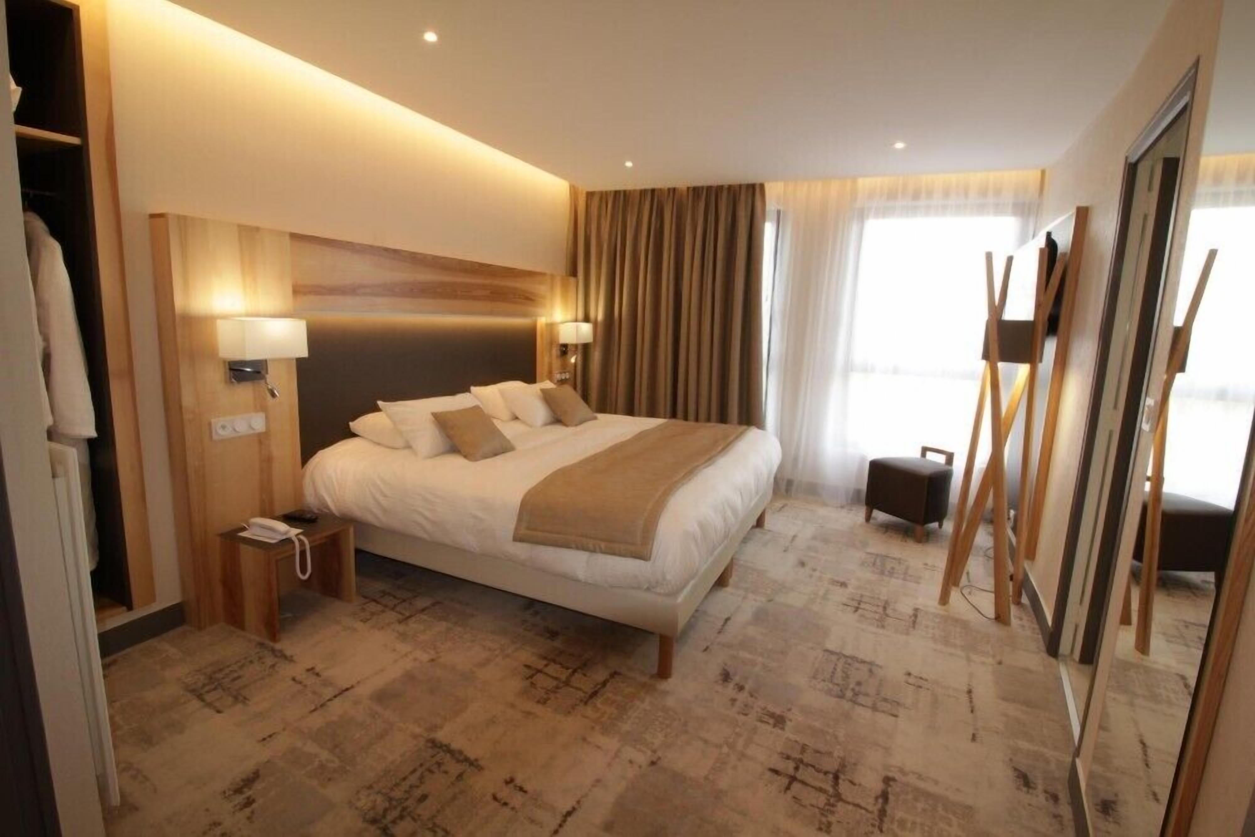 Ropa de cama de alta calidad y minibar 