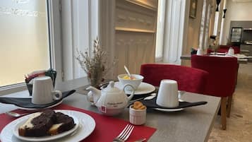 Petit déjeuner buffet (14.50 EUR par personne)