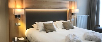 Ropa de cama de alta calidad, minibar, caja fuerte y escritorio