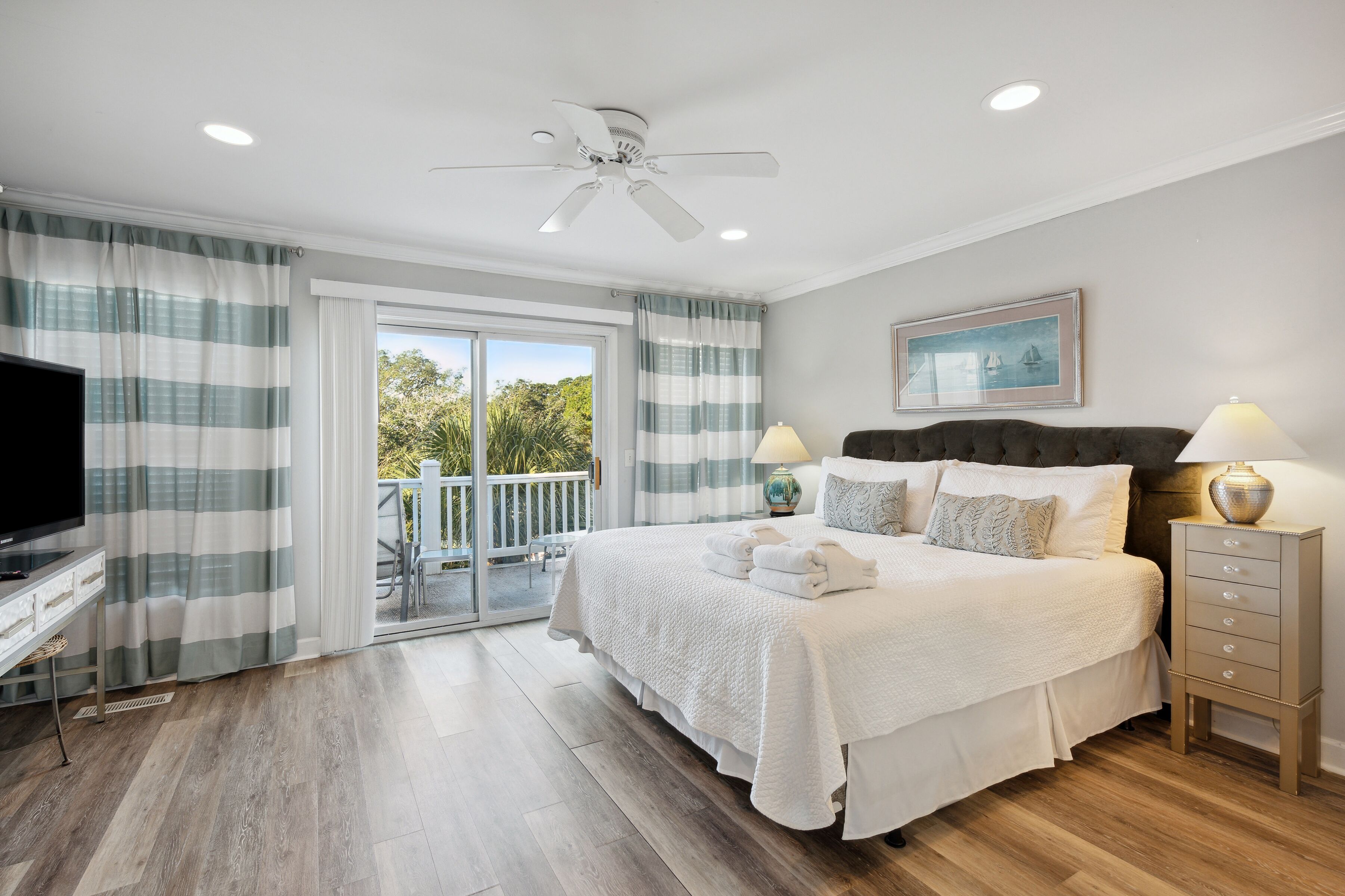 3 makuuhuonetta, silitysrauta/-lauta, ilmainen Wi-Fi, vuodevaatteet