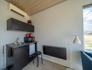 Standard Cottage | Dapur kecil peribadi | Peti sejuk, ketuhar gelombang mikro, dapur, pembancuh kopi/teh