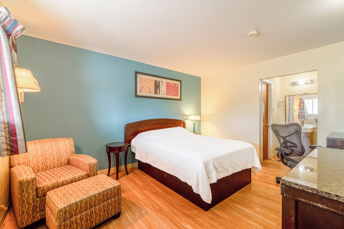 Queen Bed Smoking | Desk, iron/ironing board, free WiFi, bed sheets