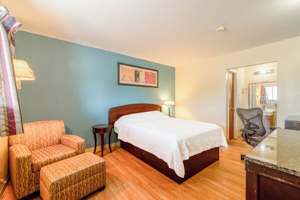 Rum - 1 queensize-säng - rökare | Skrivbord, strykjärn/strykbräda, gratis wi-fi och sängkläder